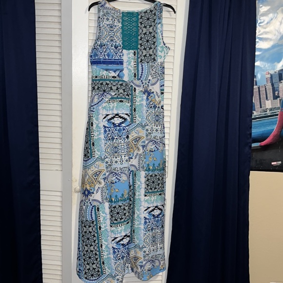 One world maxi dress with lace on back. - Picture 7 of 10